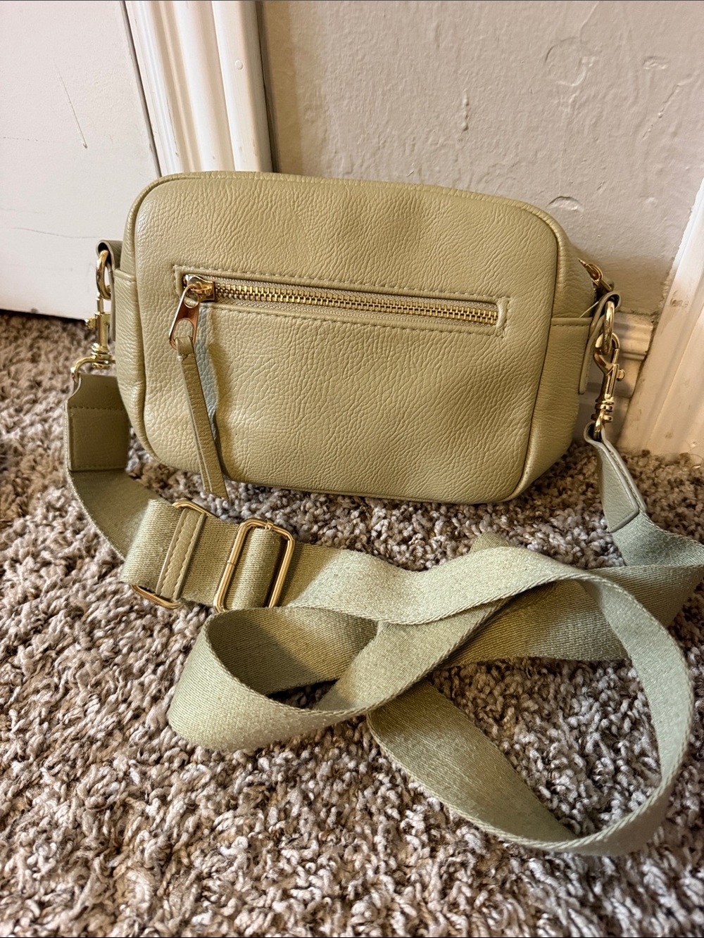 Universal Threads Crossbody Bag in Light Olive Green